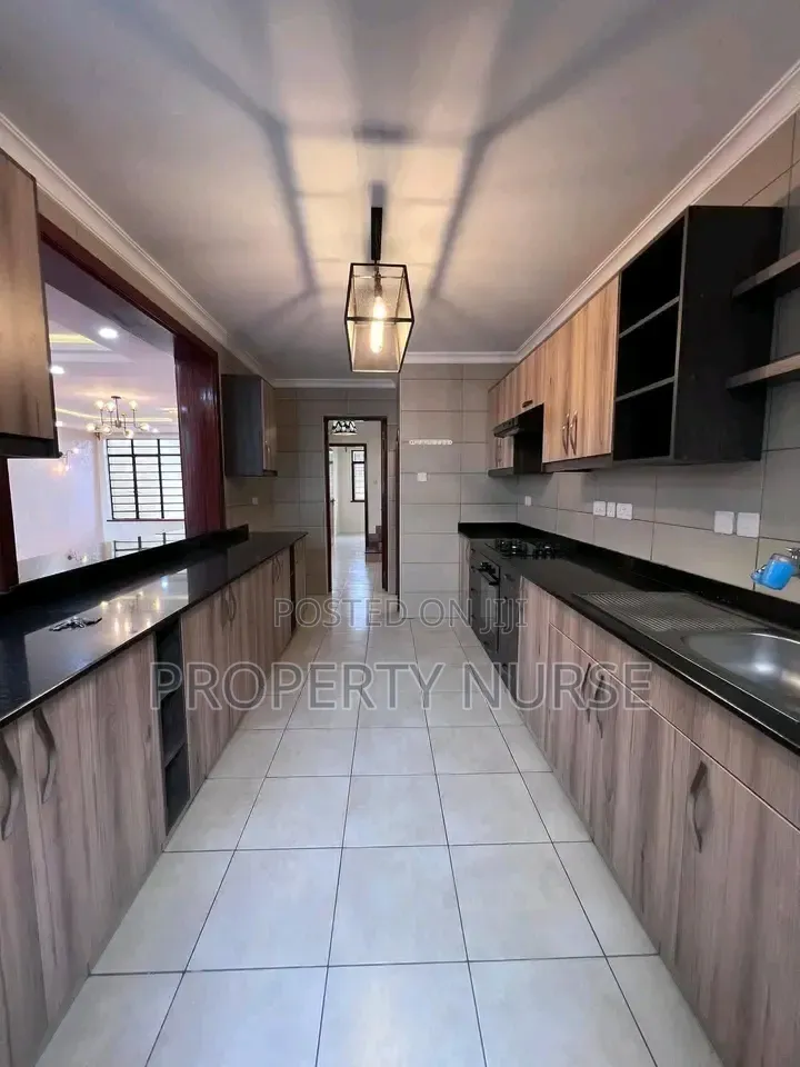 4bdrm Mansion in Gateway Mall Area for sale