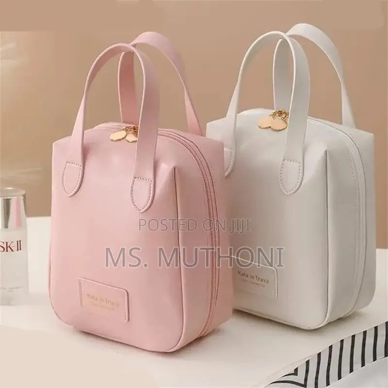 *Large-Capacity Makeup/ Toiletries Bag Pu Leather