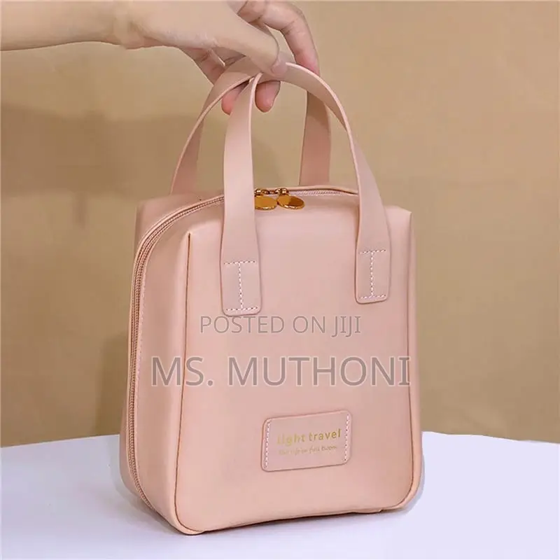 *Large-Capacity Makeup/ Toiletries Bag Pu Leather