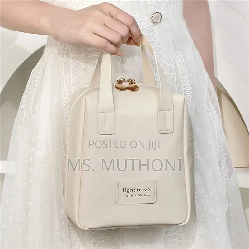 *Large-Capacity Makeup/ Toiletries Bag Pu Leather