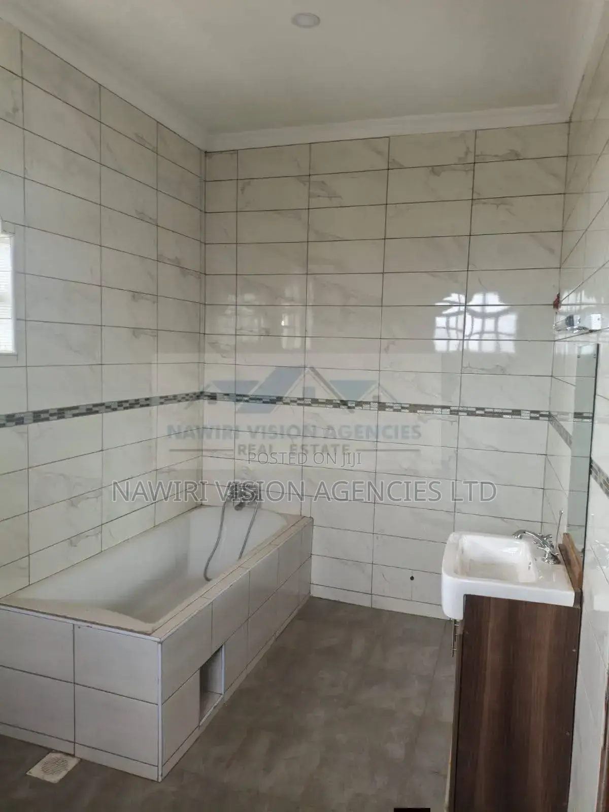 5bdrm Mansion in Ngoigwa, Ngoingwa Estate for rent