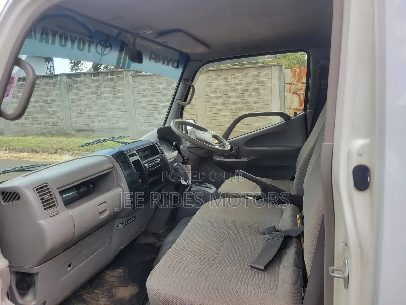 Toyota Dyna 2014 White