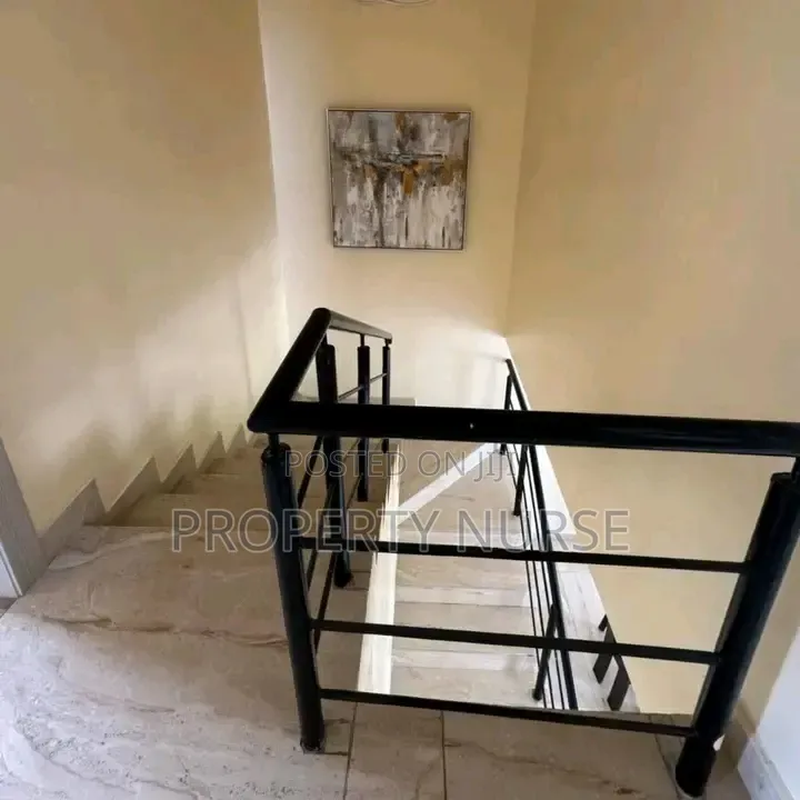4bdrm Mansion in Gateway Mall Area for sale
