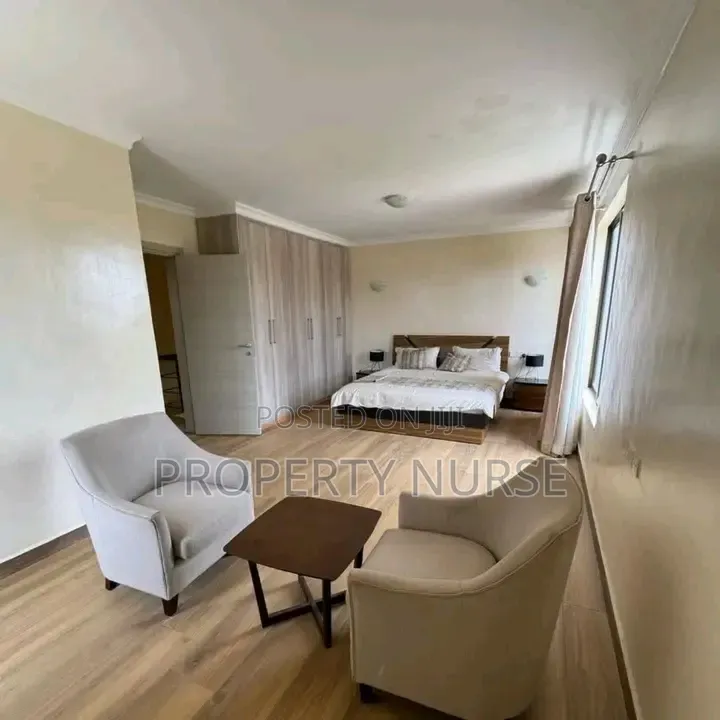 4bdrm Mansion in Gateway Mall Area for sale