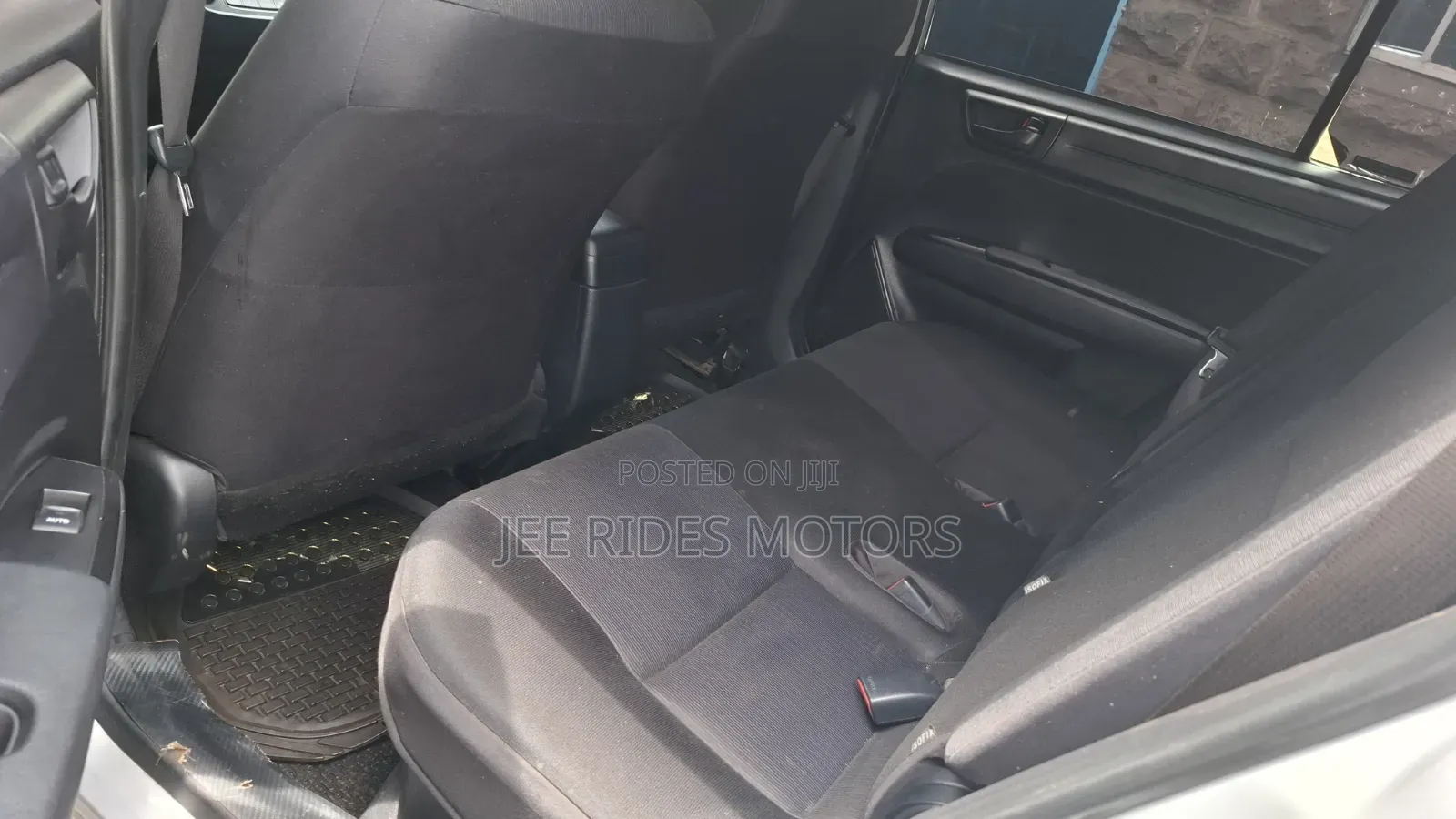 Toyota Corolla Fielder 1.5 Hybrid FWD 2015 Silver