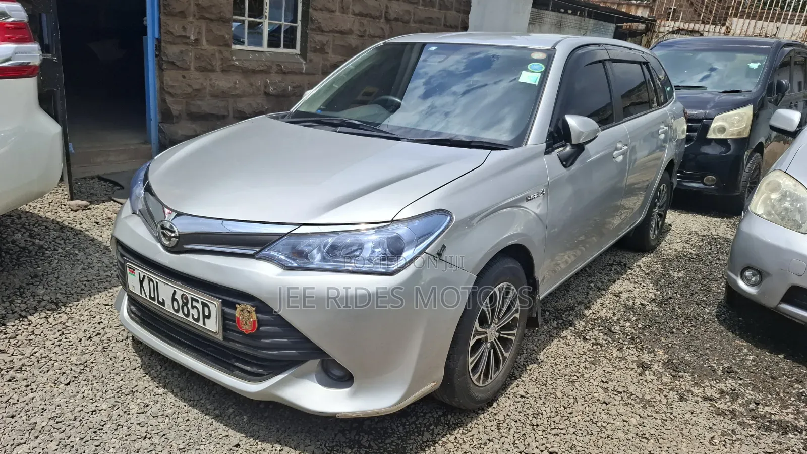 Toyota Corolla Fielder 1.5 Hybrid FWD 2015 Silver