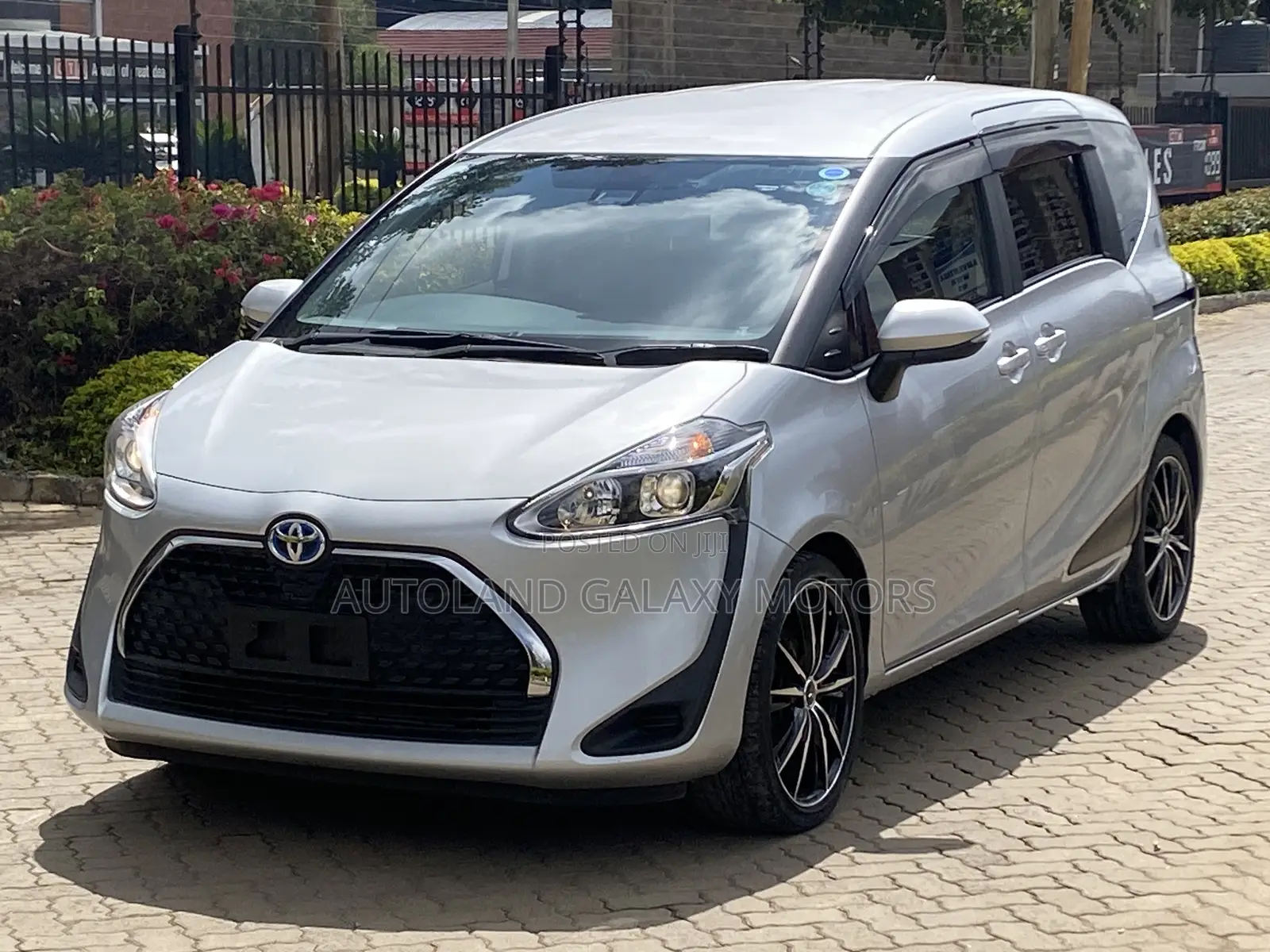 Toyota Sienta 1.5 Hybrid FWD 2020 Silver