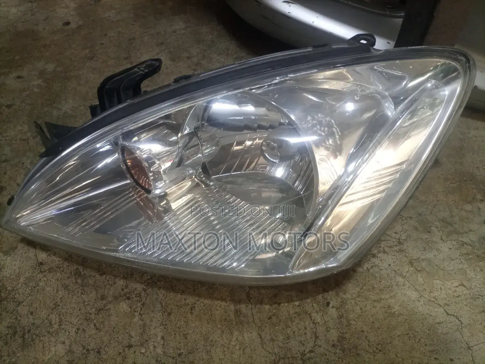 Headlight Mitsubishi Cedia 2004