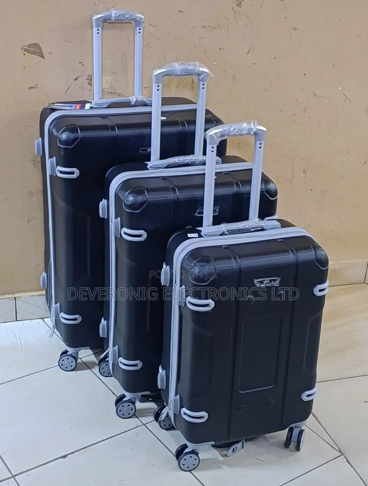 *Price Drop*
3 in 1 Luxurious Fibre Suitcase