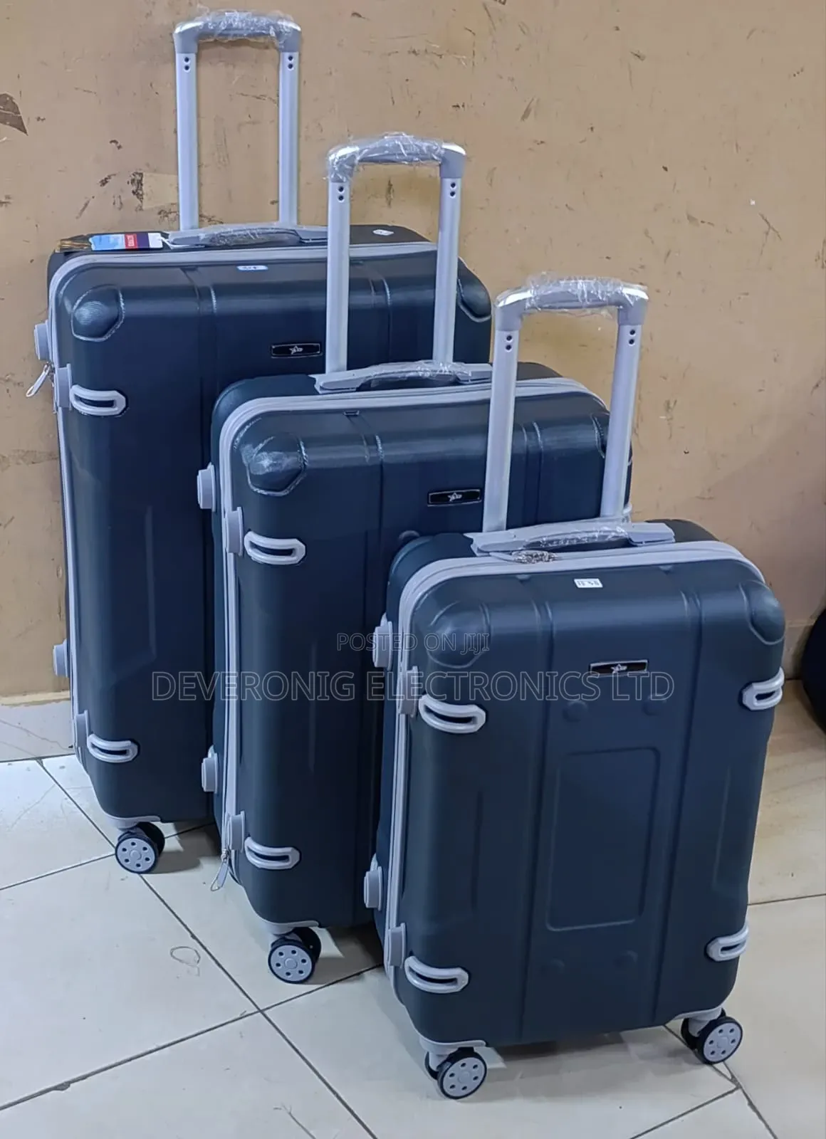 *Price Drop*
3 in 1 Luxurious Fibre Suitcase