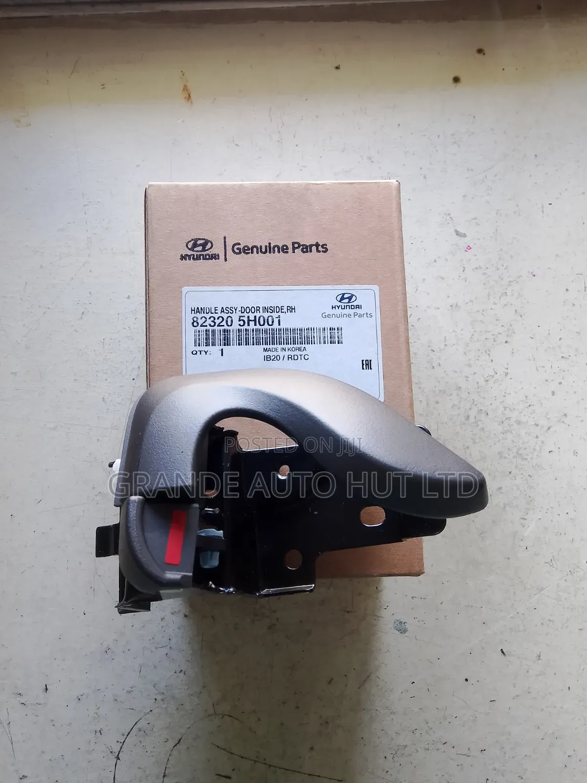 Handle Inner Right Hand Hyundai Hd72/65 (Genuine)