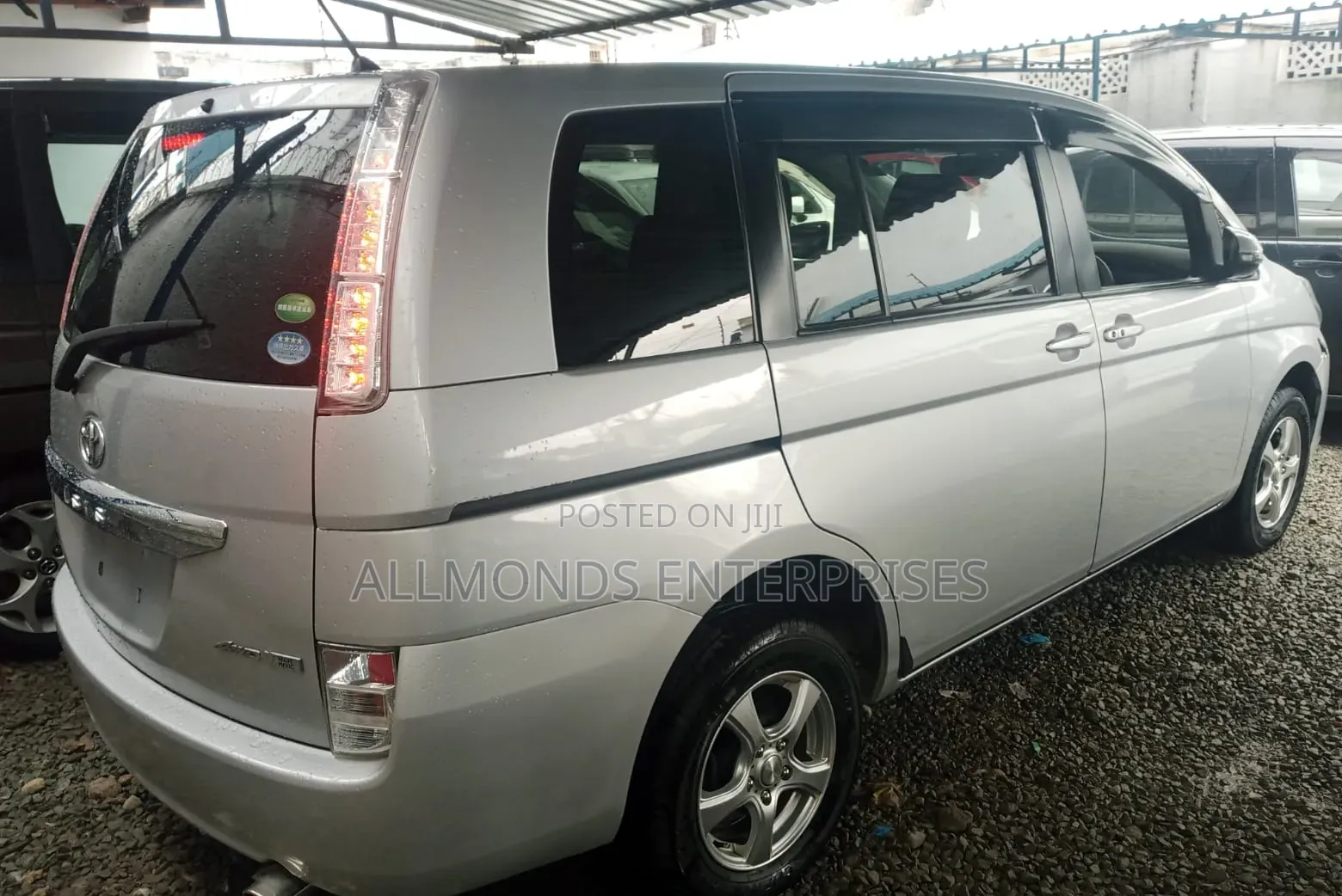Toyota ISIS 2015 Silver