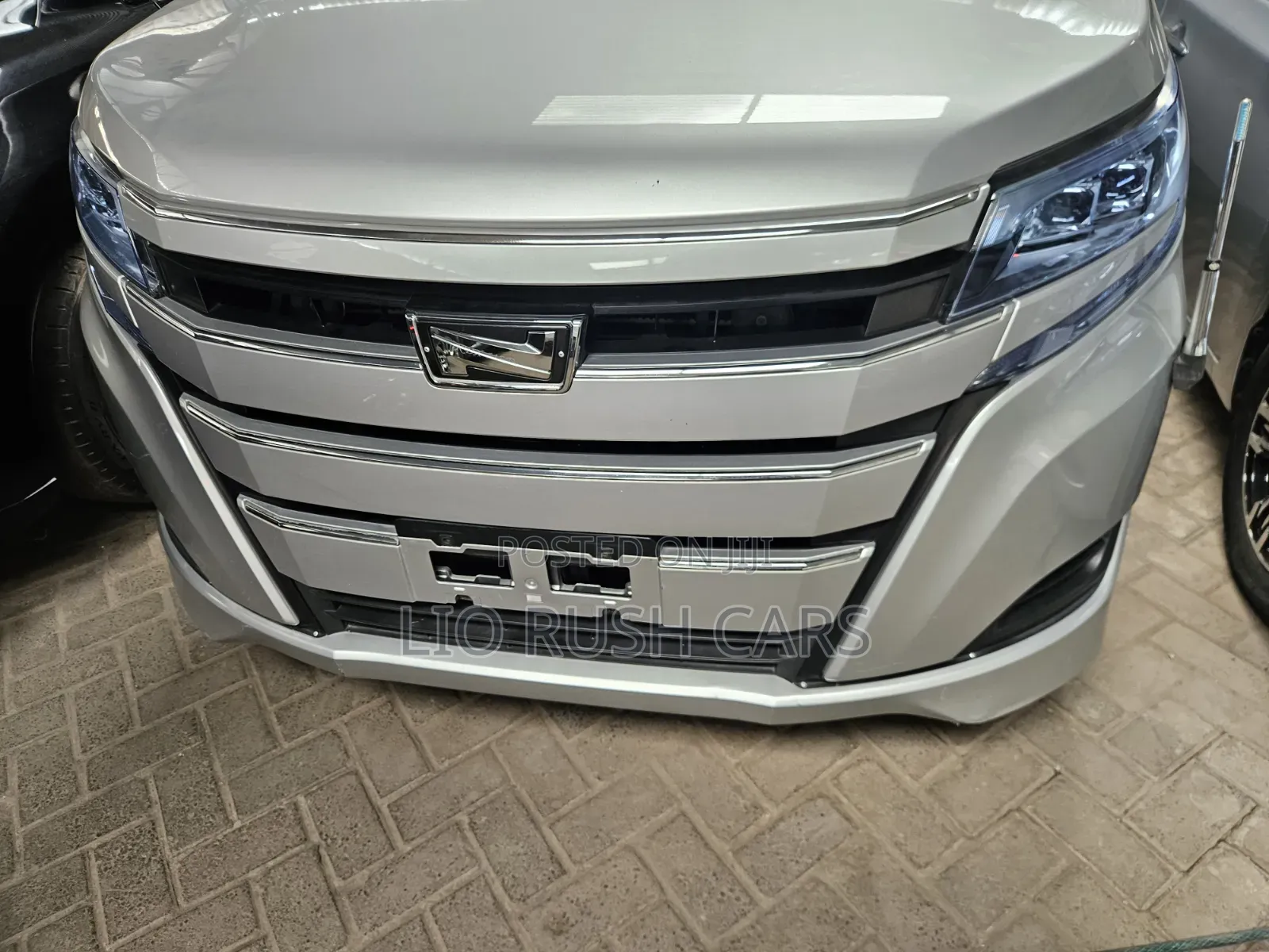 Toyota Noah 2018 Silver