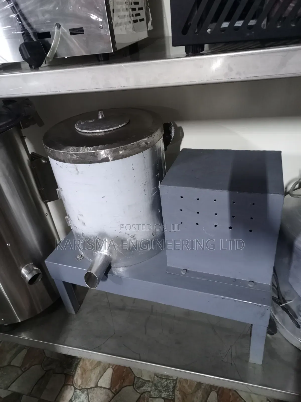 Stainless Steel Machine Is a Commercial Potato Peeler.