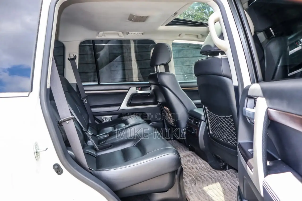 Toyota Land Cruiser 4.6 V8 ZX 2019 White