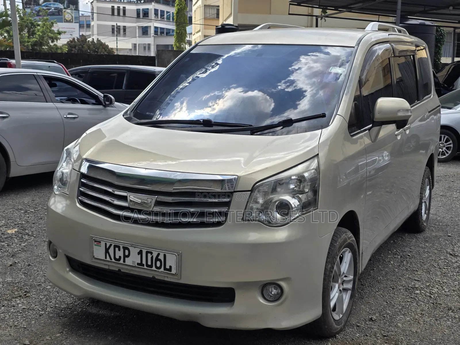 Toyota Noah 2.0 143hp FWD (8 Seater) 2012 Gold