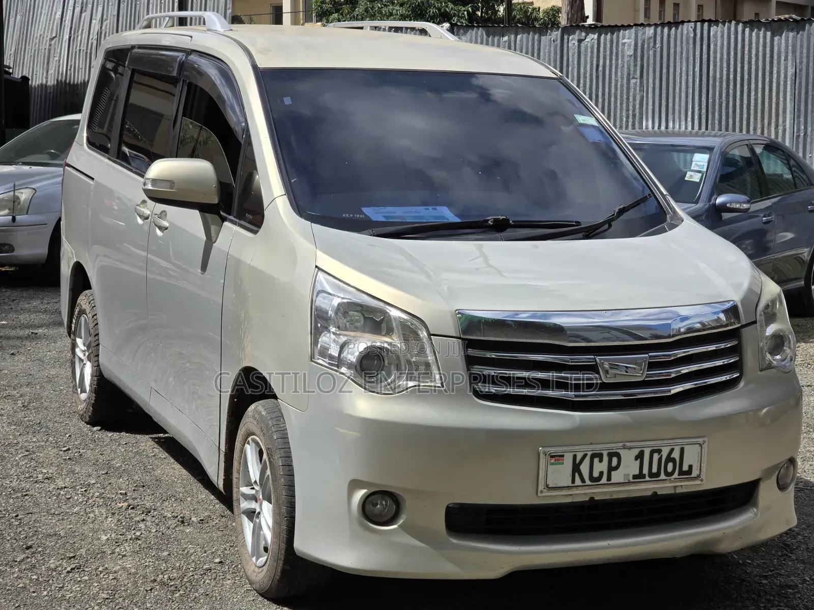 Toyota Noah 2.0 143hp FWD (8 Seater) 2012 Gold
