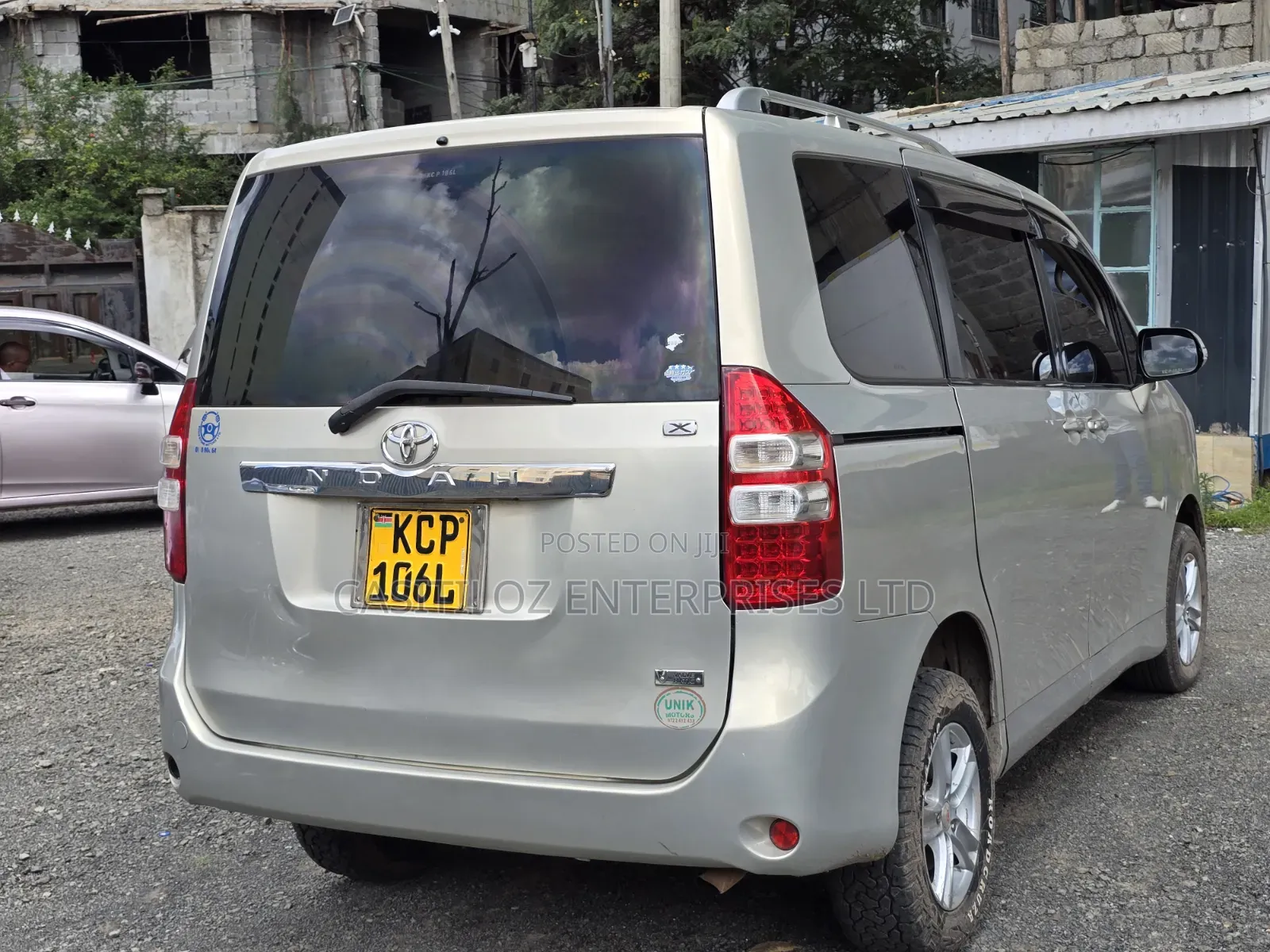 Toyota Noah 2.0 143hp FWD (8 Seater) 2012 Gold