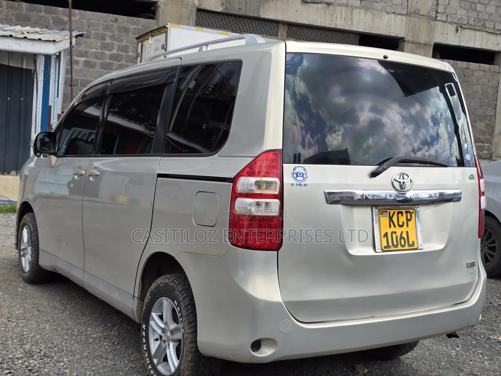 Toyota Noah 2.0 143hp FWD (8 Seater) 2012 Gold