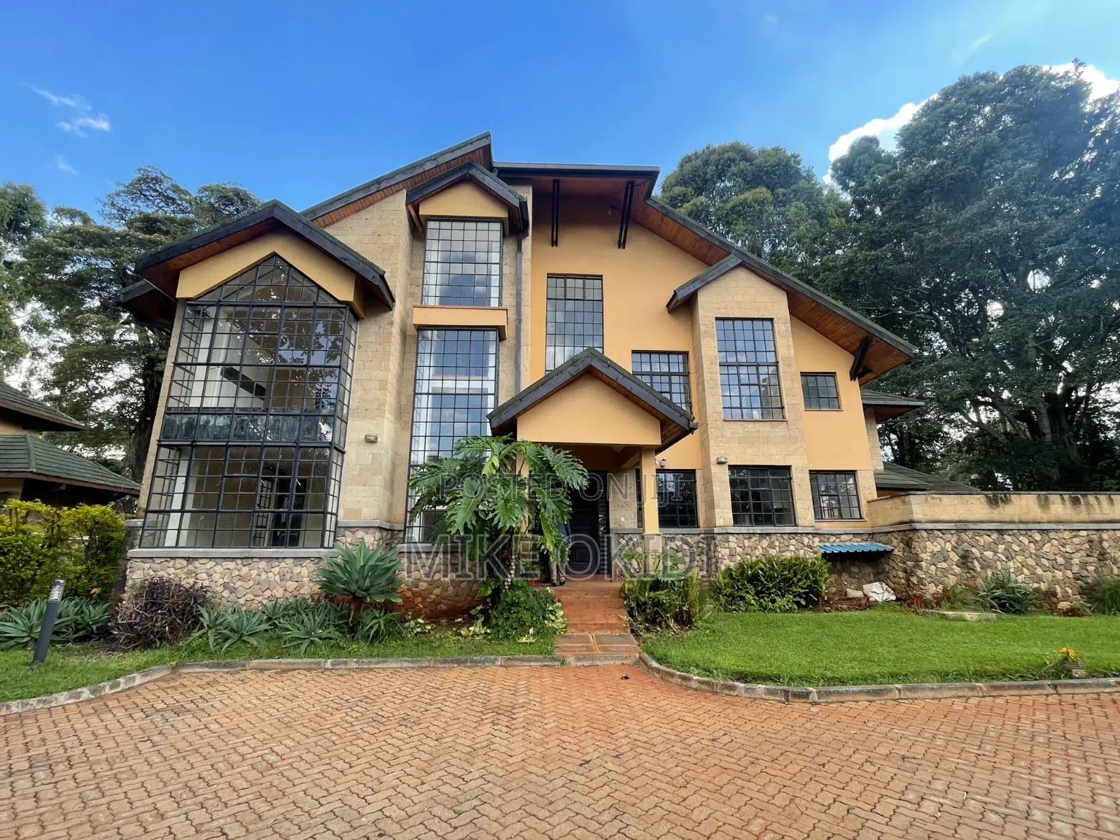 5bdrm Mansion in Hardy for sale