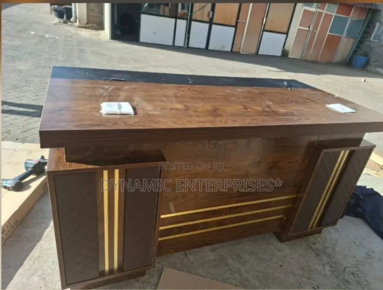 Modern 1.4m Wooden Executive Office Desk With Lockable Storage