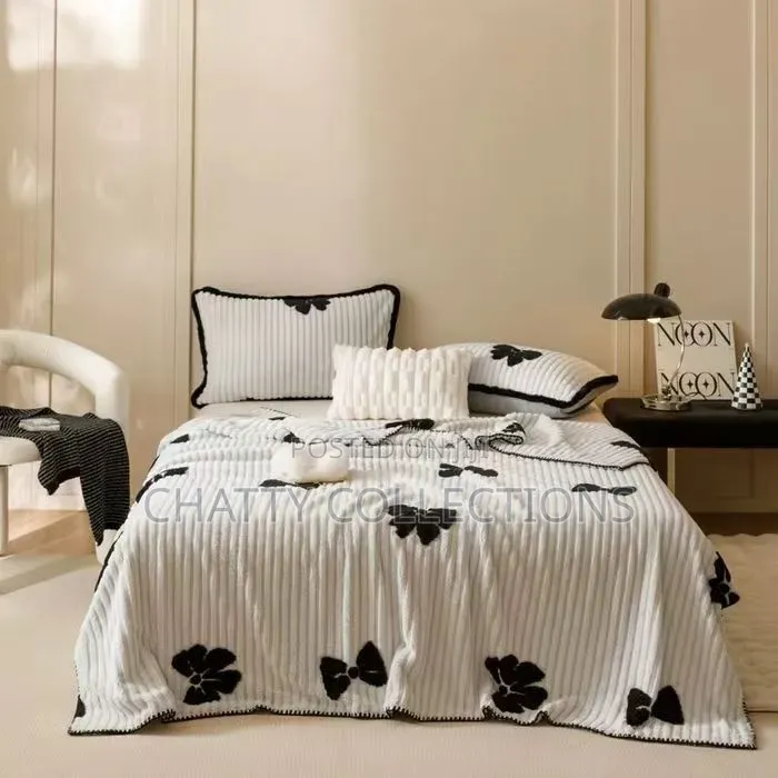 6 by 6 Flowerd Theme Fleece Blanket
( No Pillow Case No Packaging)