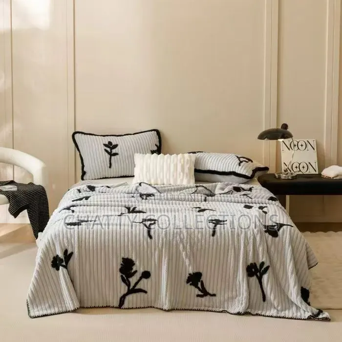 6 by 6 Flowerd Theme Fleece Blanket
( No Pillow Case No Packaging)
