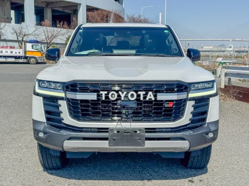 Toyota Land Cruiser LC300 2023 White
