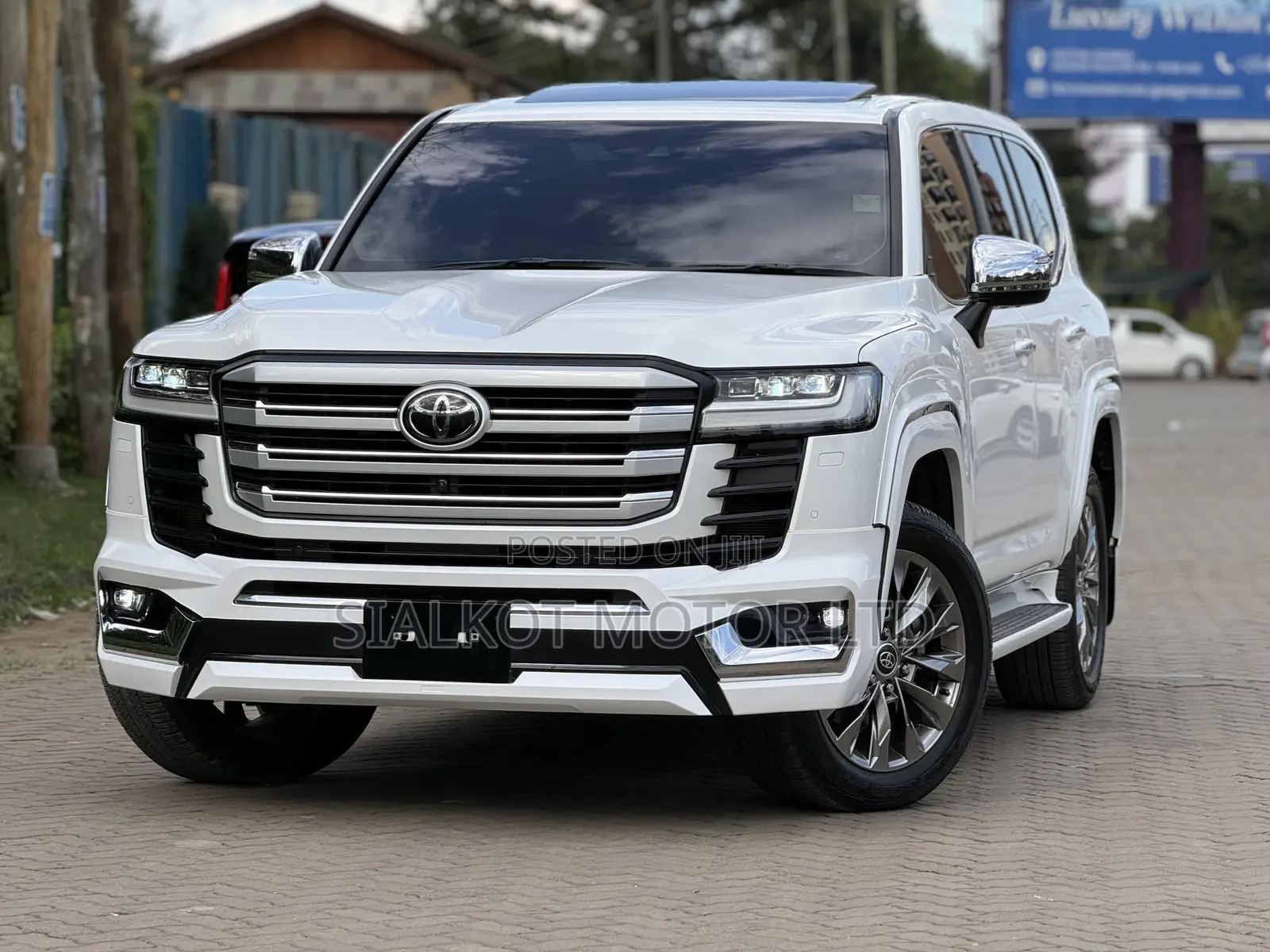 Toyota Land Cruiser LC300 2023 White