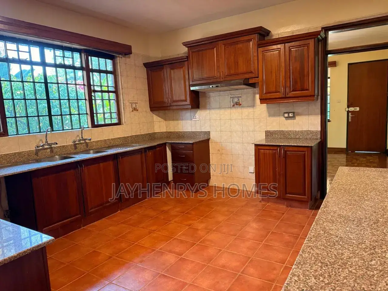 6bdrm House in Nyari for sale