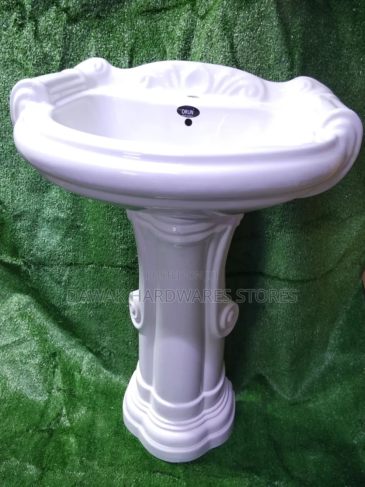 Curvy Elegant Washhandbasin With Pedestrial