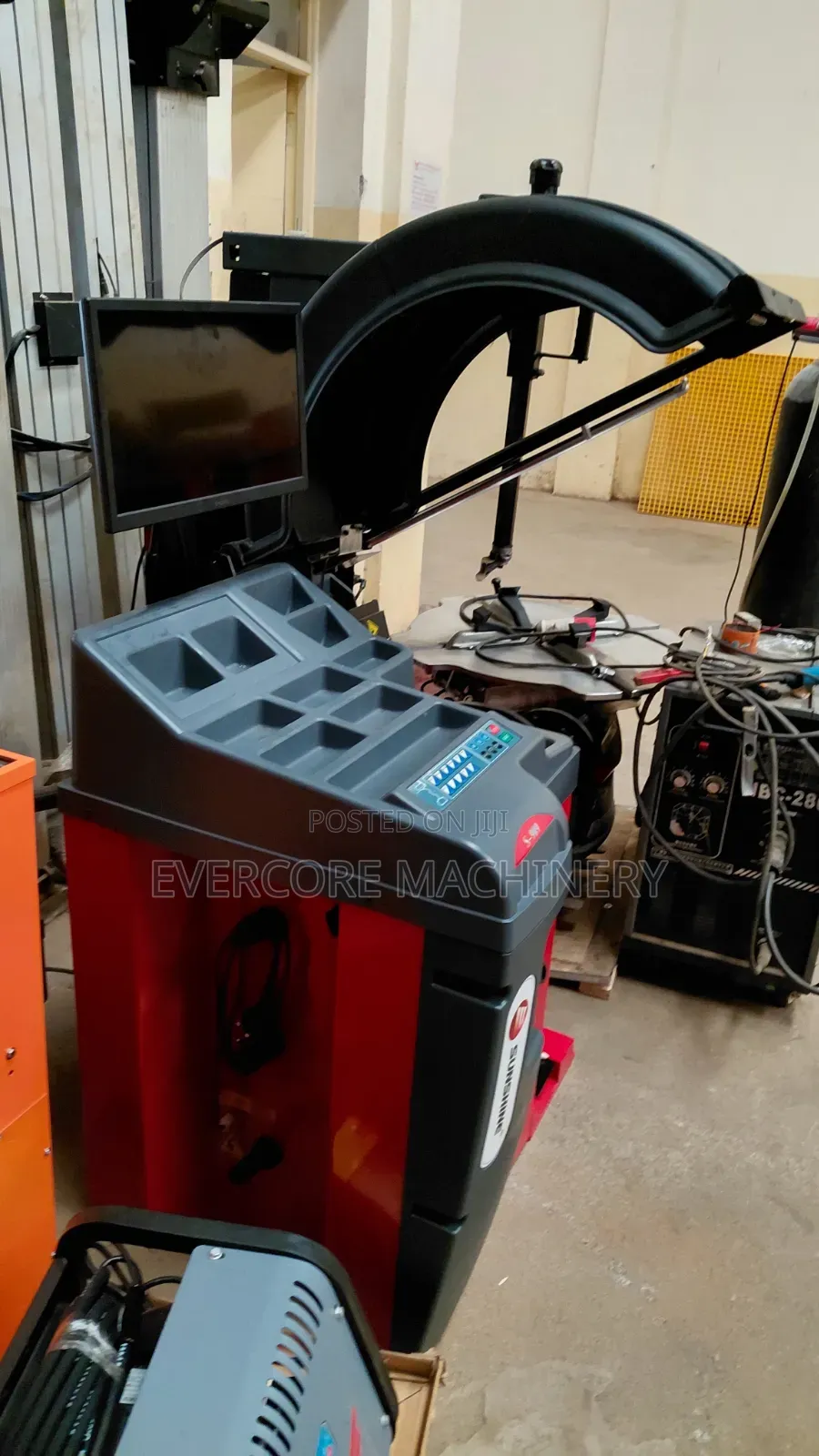 Heavy Duty Wheel Balancing Machine for Vehicle Tyres.