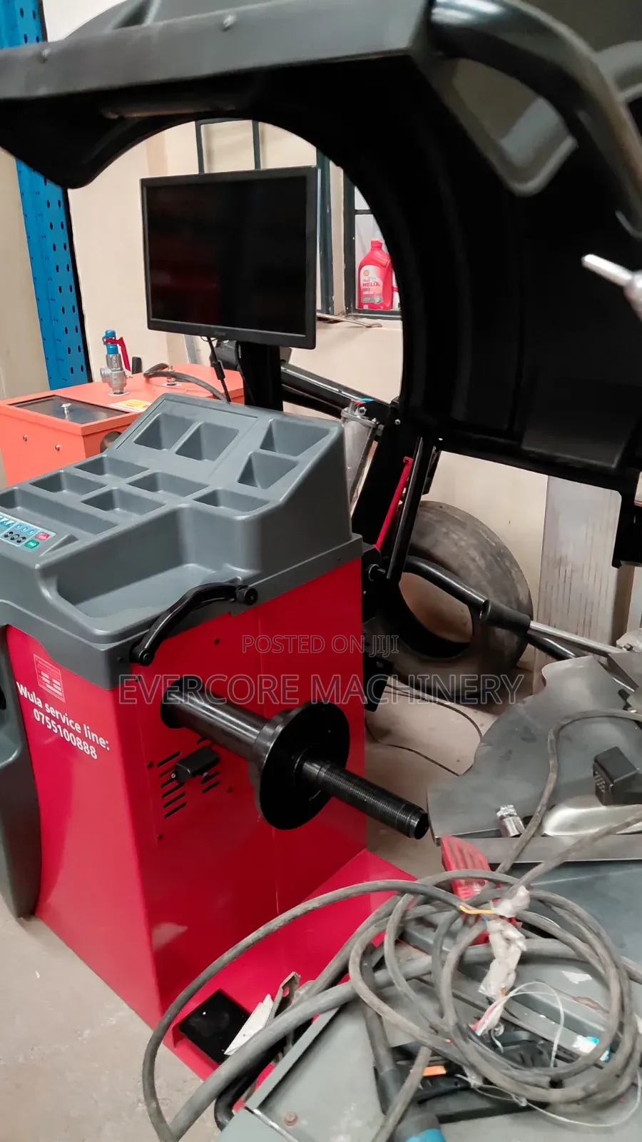Heavy Duty Wheel Balancing Machine for Vehicle Tyres.