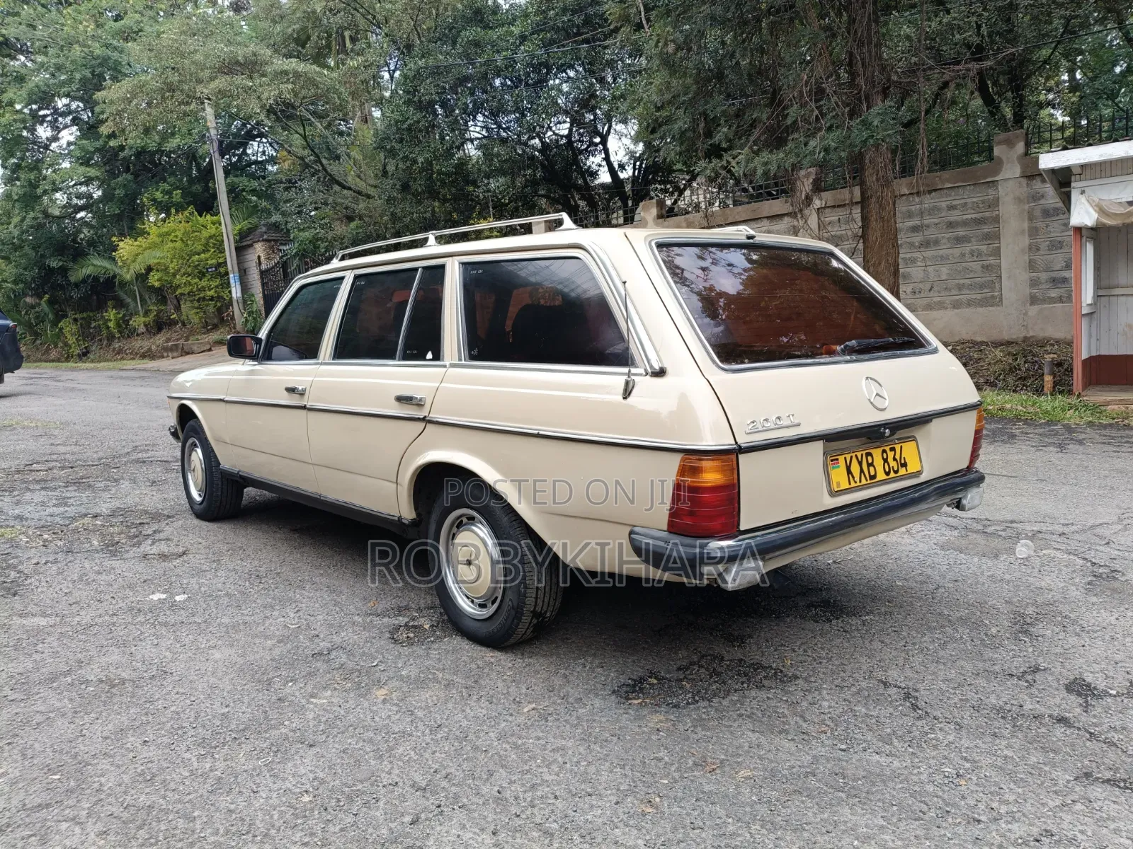 Mercedes-Benz E200 1985 Beige