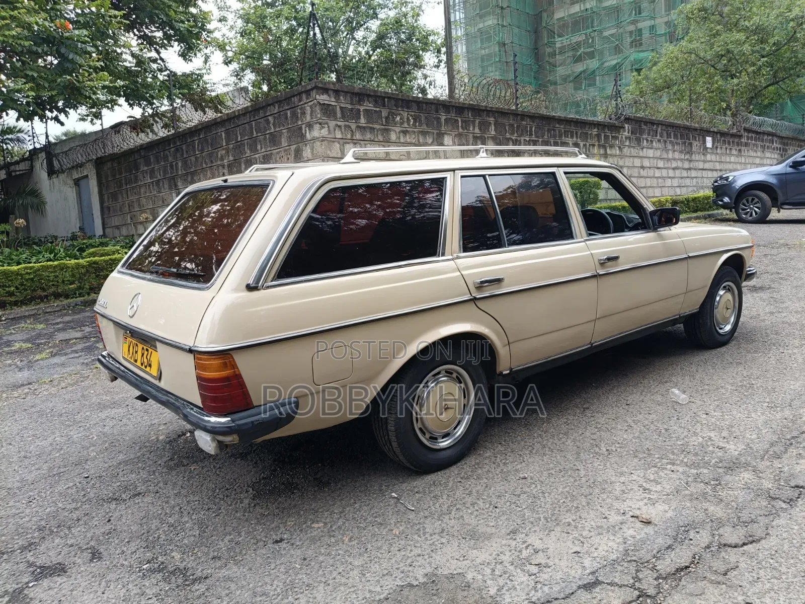 Mercedes-Benz E200 1985 Beige