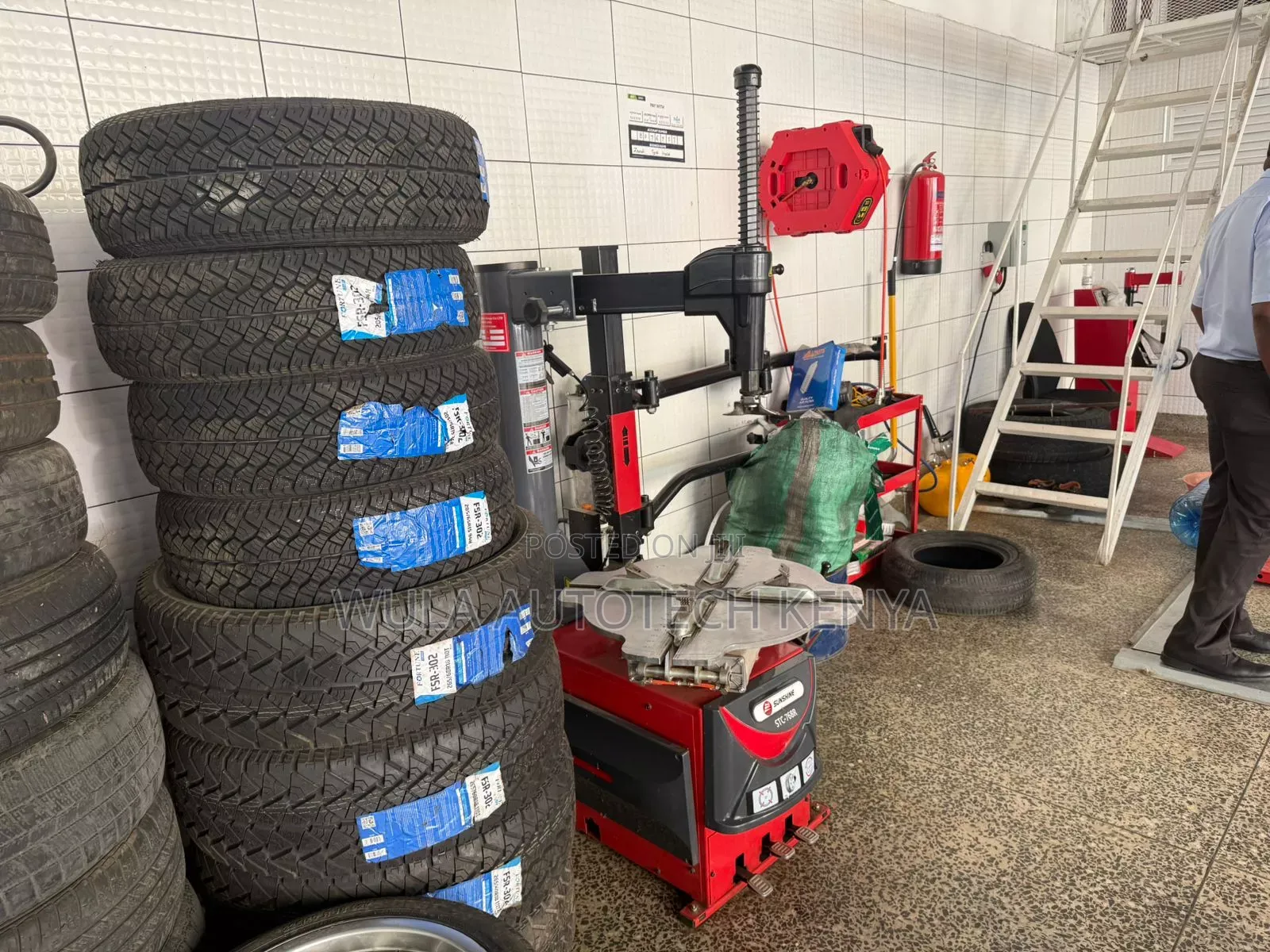 Fully Automatic Tyre Changing System STC 768 Sunshine Wula
