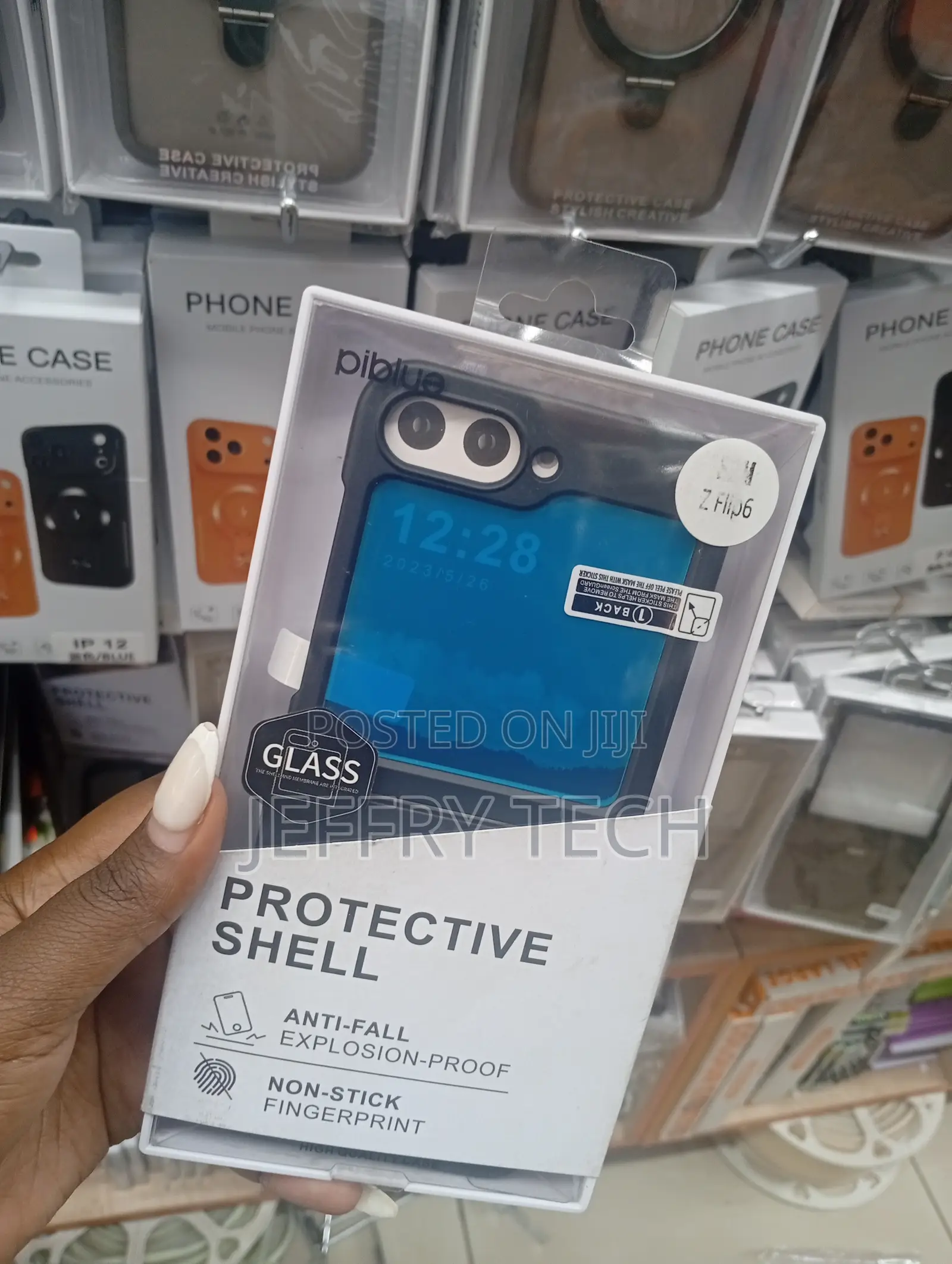 Piblue Protective Shell for a Samsung Galaxy Z Flip5 Smartphone.
