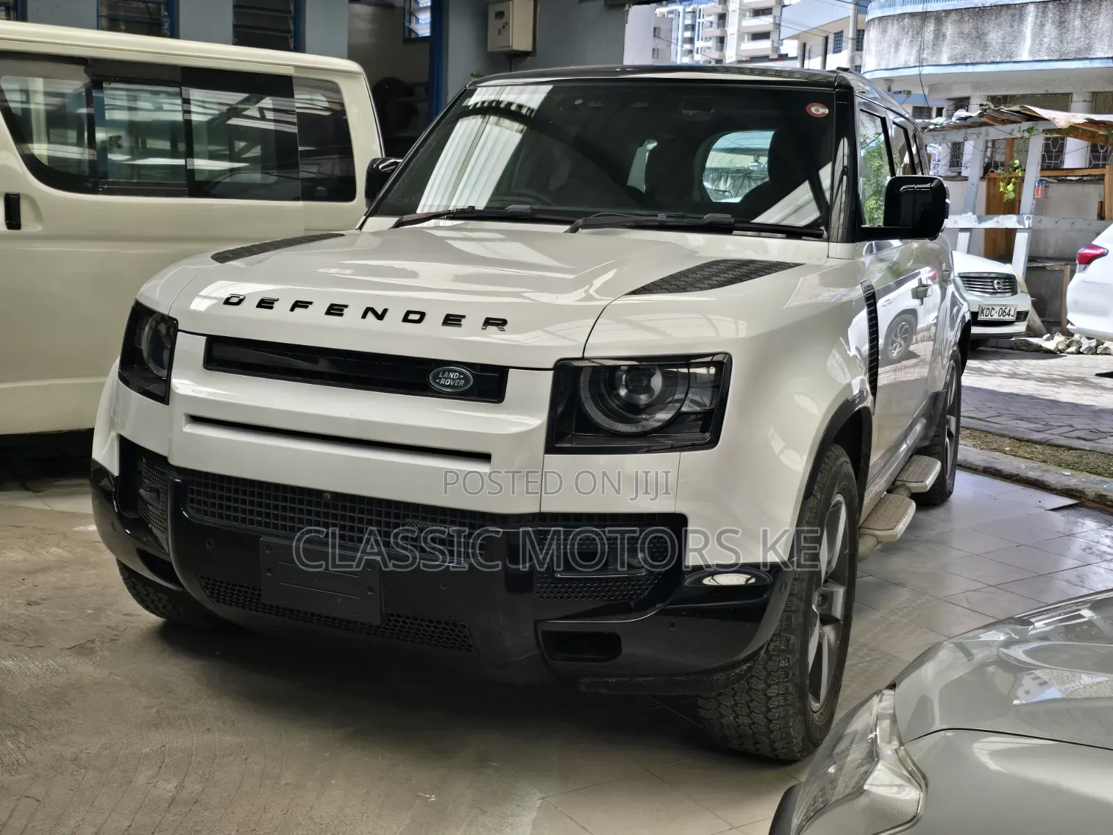 Land Rover Defender SE 2023 White