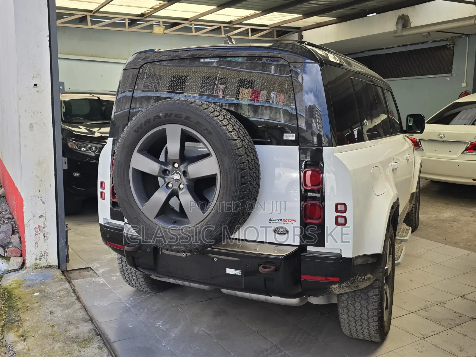 Land Rover Defender SE 2023 White