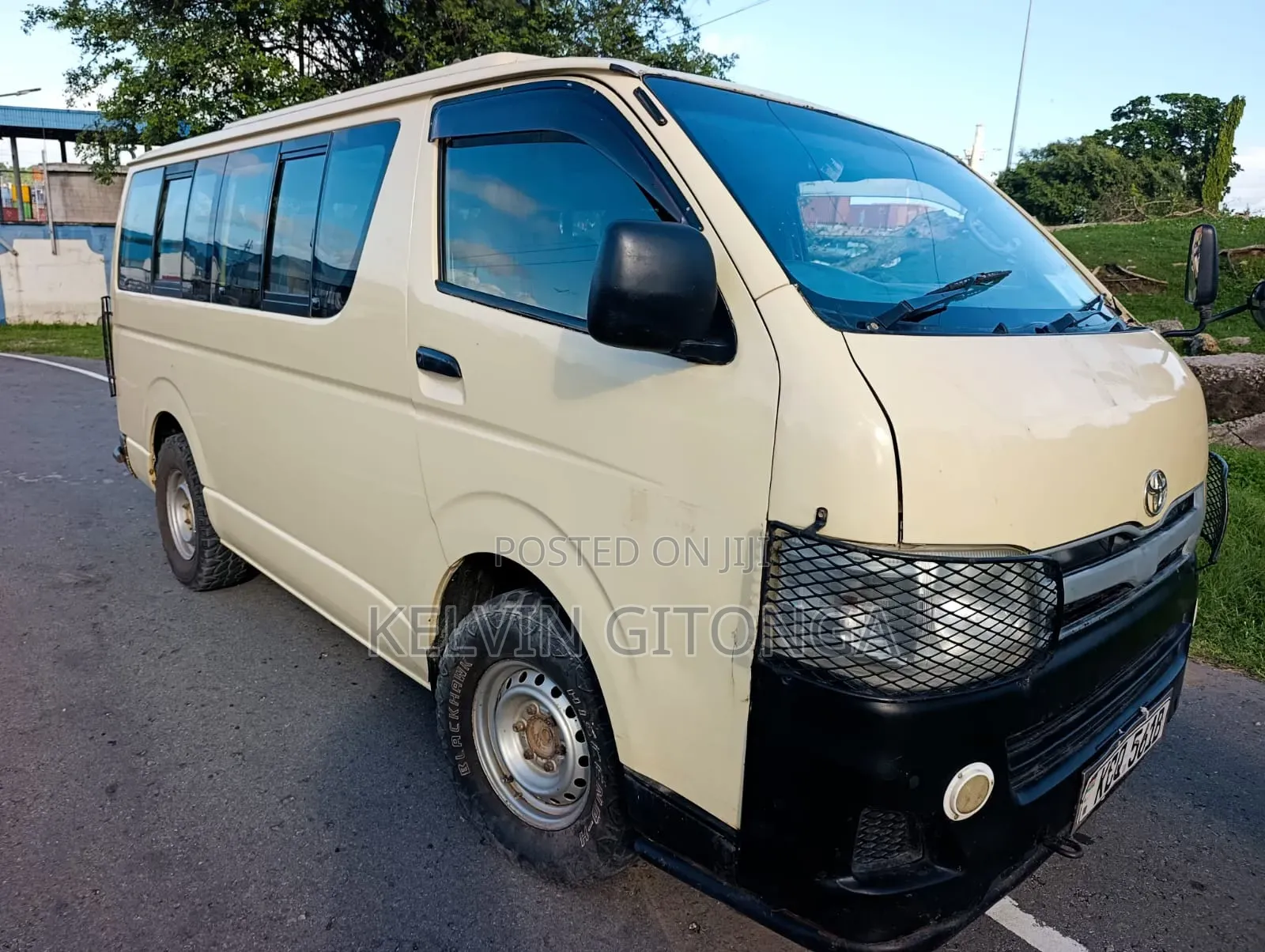 Toyota HiAce 2012 Off white