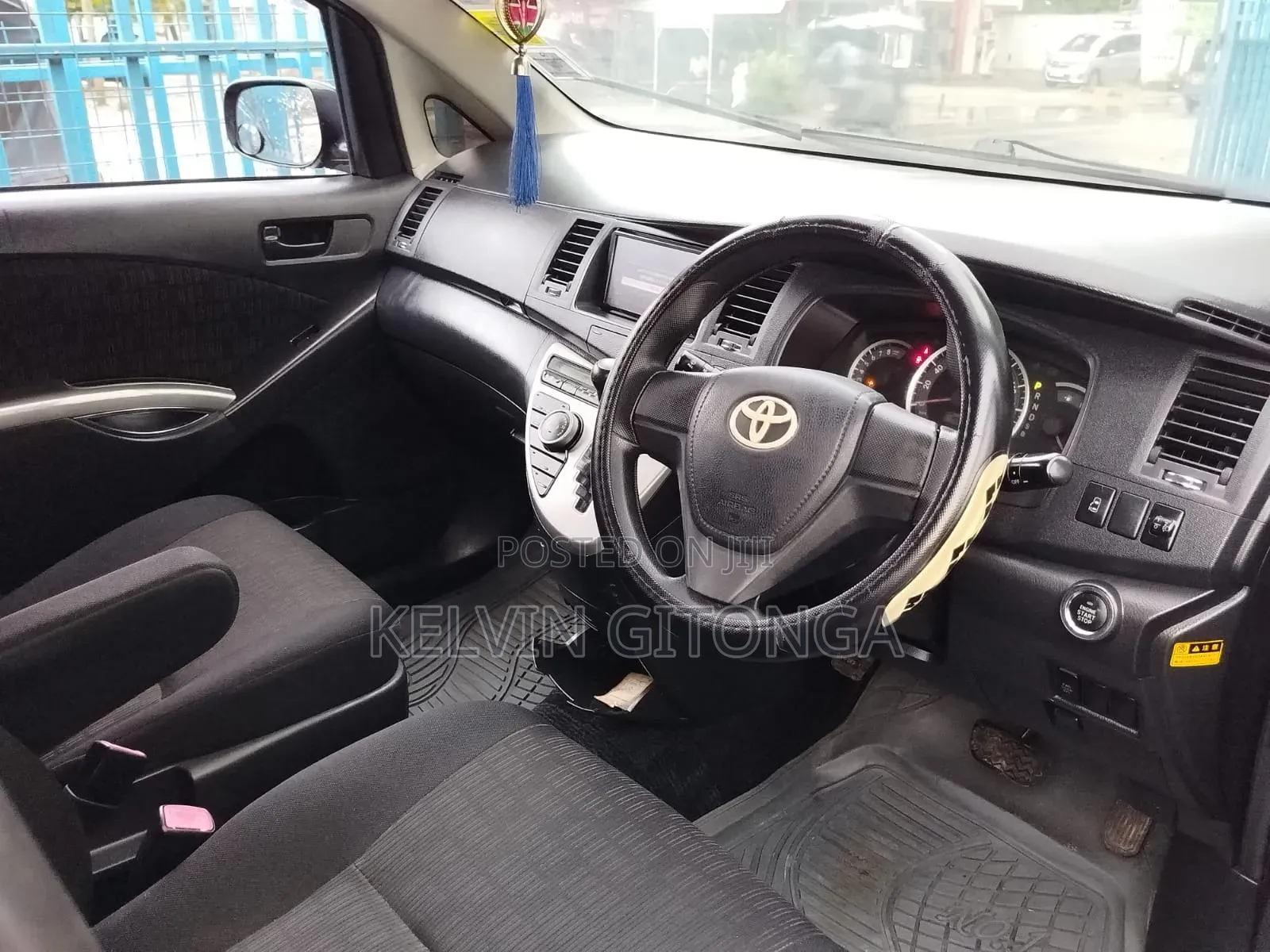 Toyota ISIS 2012 Black