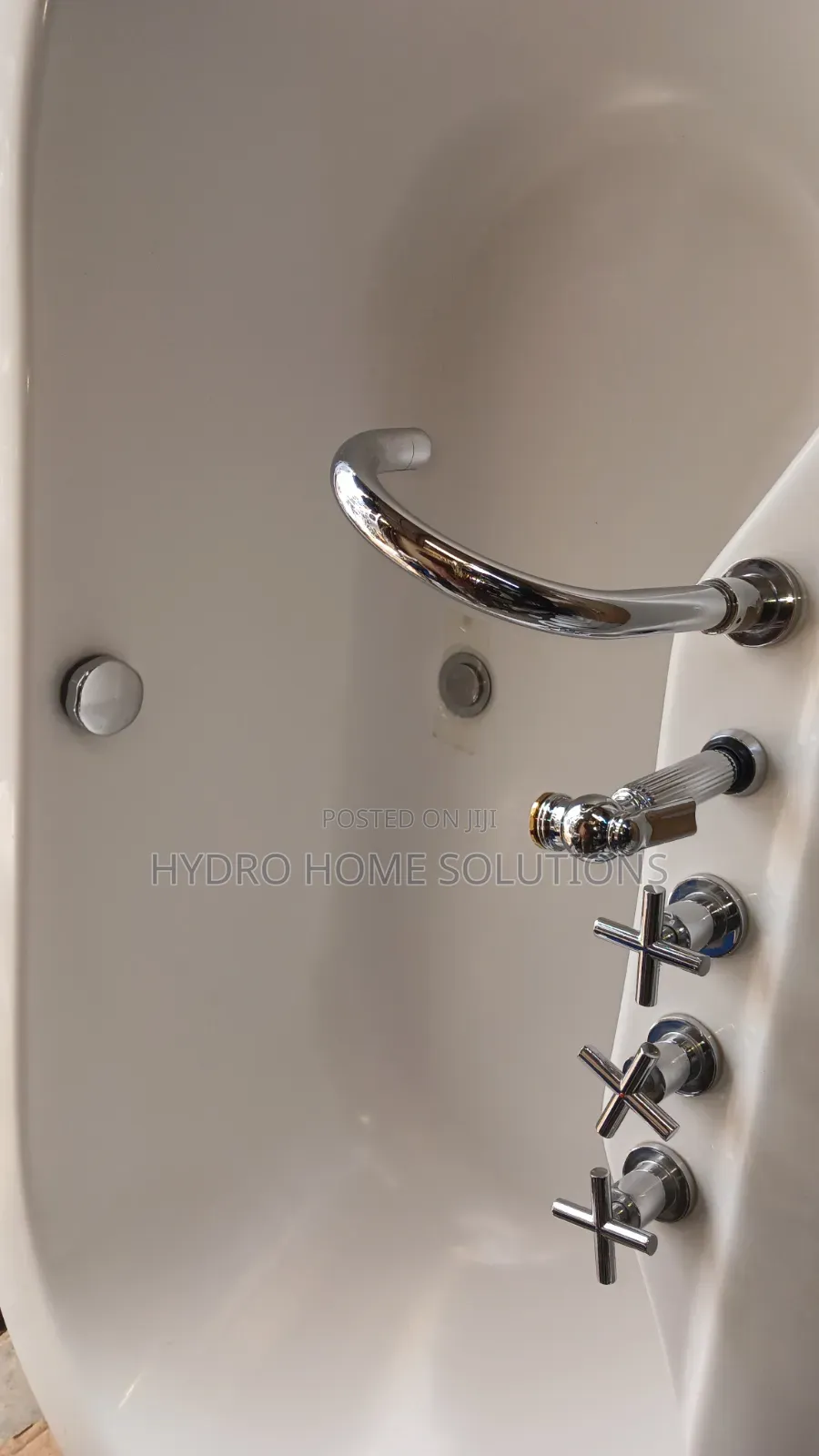 Bathtub With Inbuilt Mixers