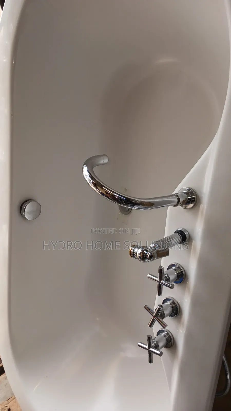 Bathtub With Inbuilt Mixers