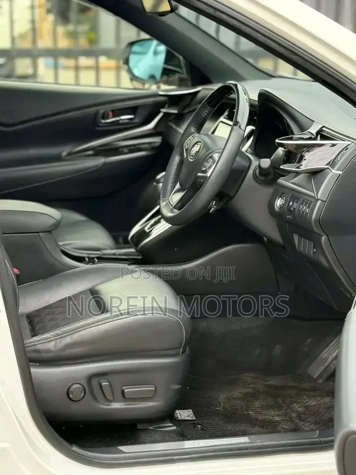 Toyota Harrier 2.0 4WD 2019 White