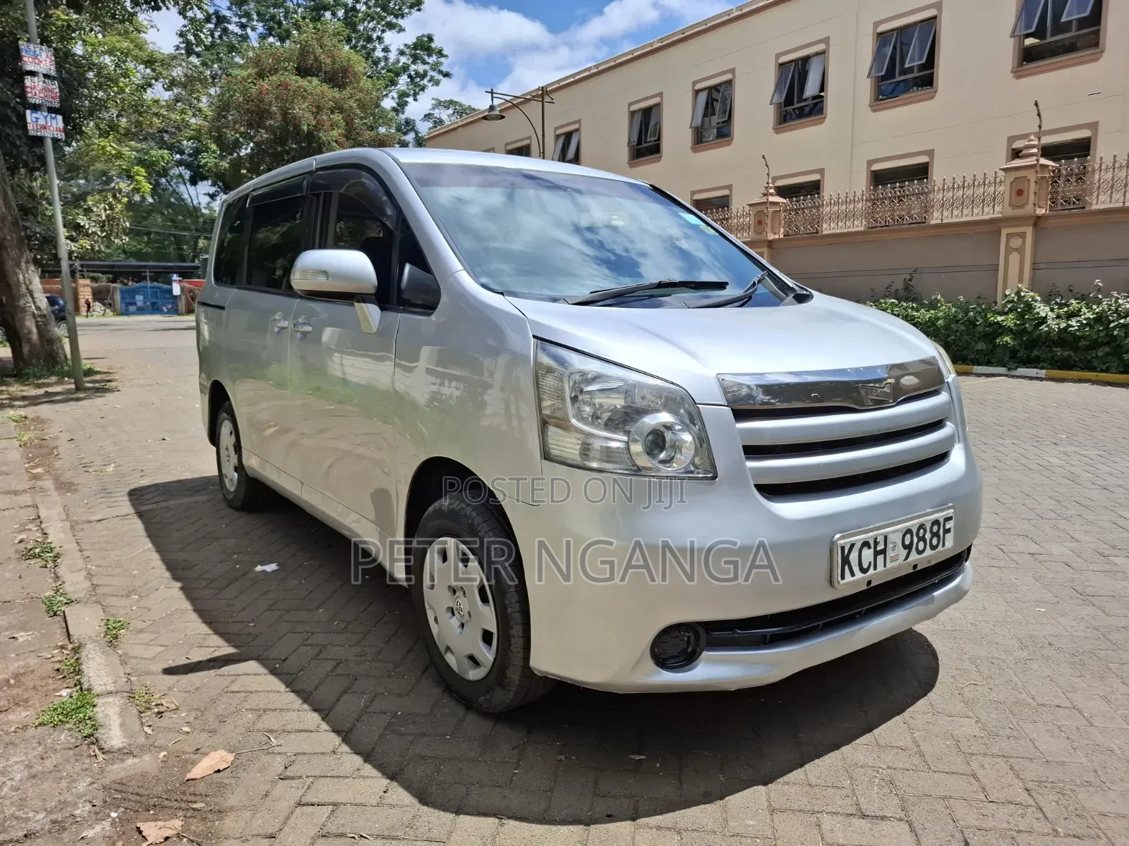 Toyota Noah 2.0 158hp FWD (8 Seater) 2009 Silver