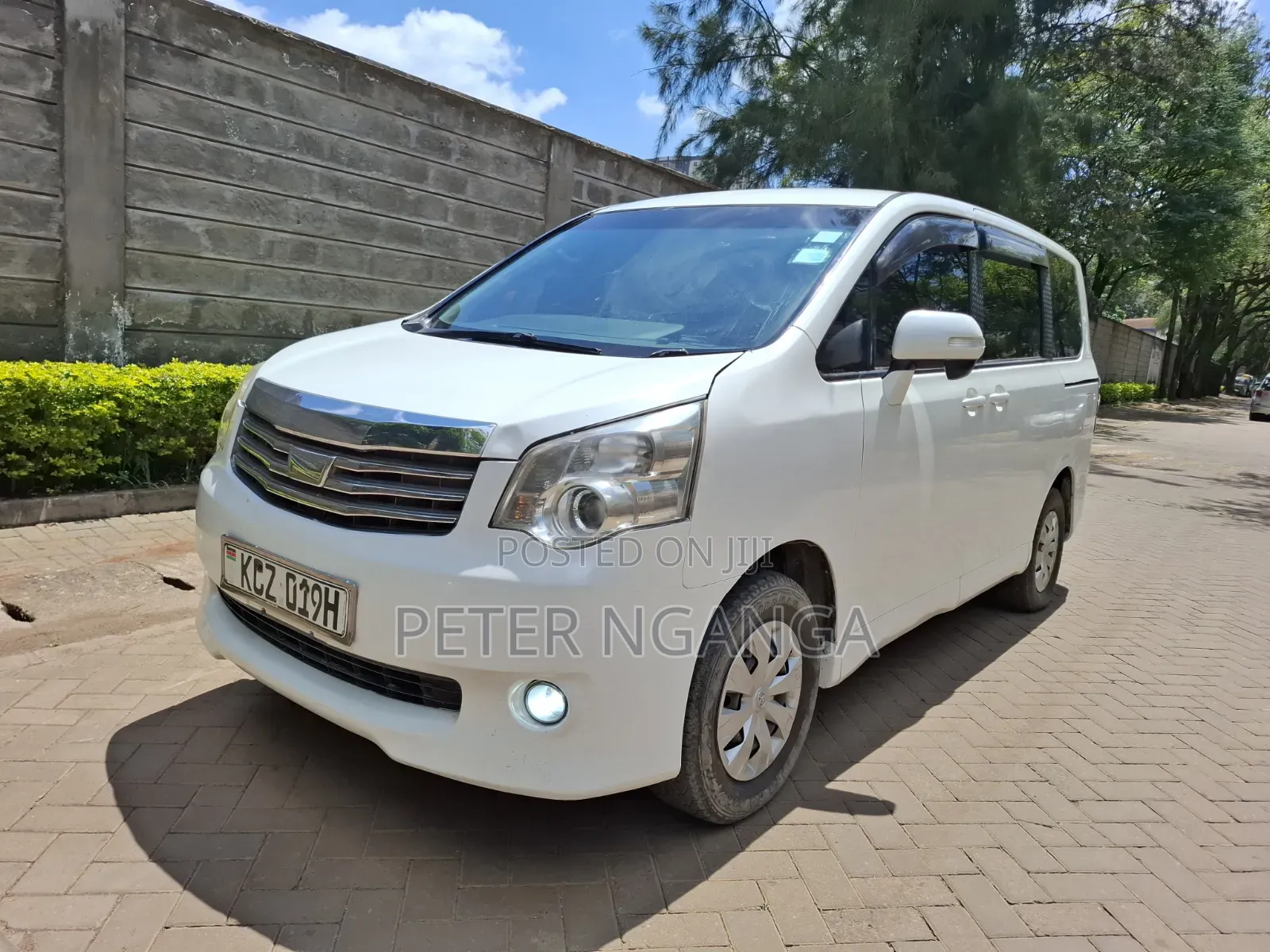 Toyota Noah 2.0 158hp FWD (8 Seater) 2013 White