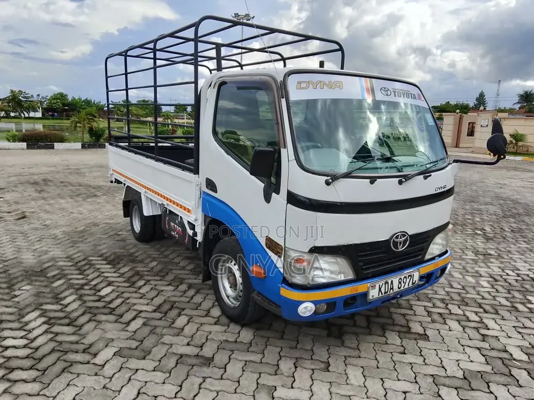 Toyota Dyna 2014 White