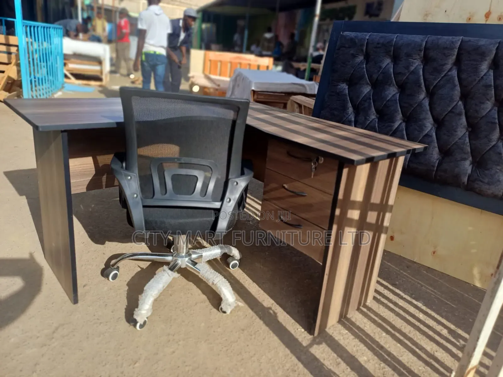 Comfortable 1.2m by 1.2m Modern Lshaped Office Desk+Meshchair Offers