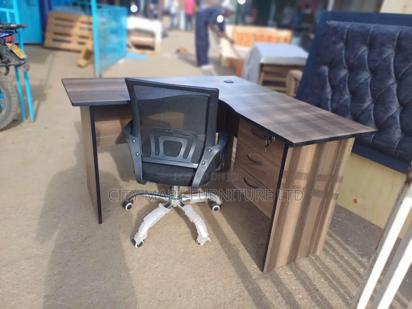 Cozy 1.2m by 1.2m Modern Lshaped Office Desk +Mesh Chair Offers