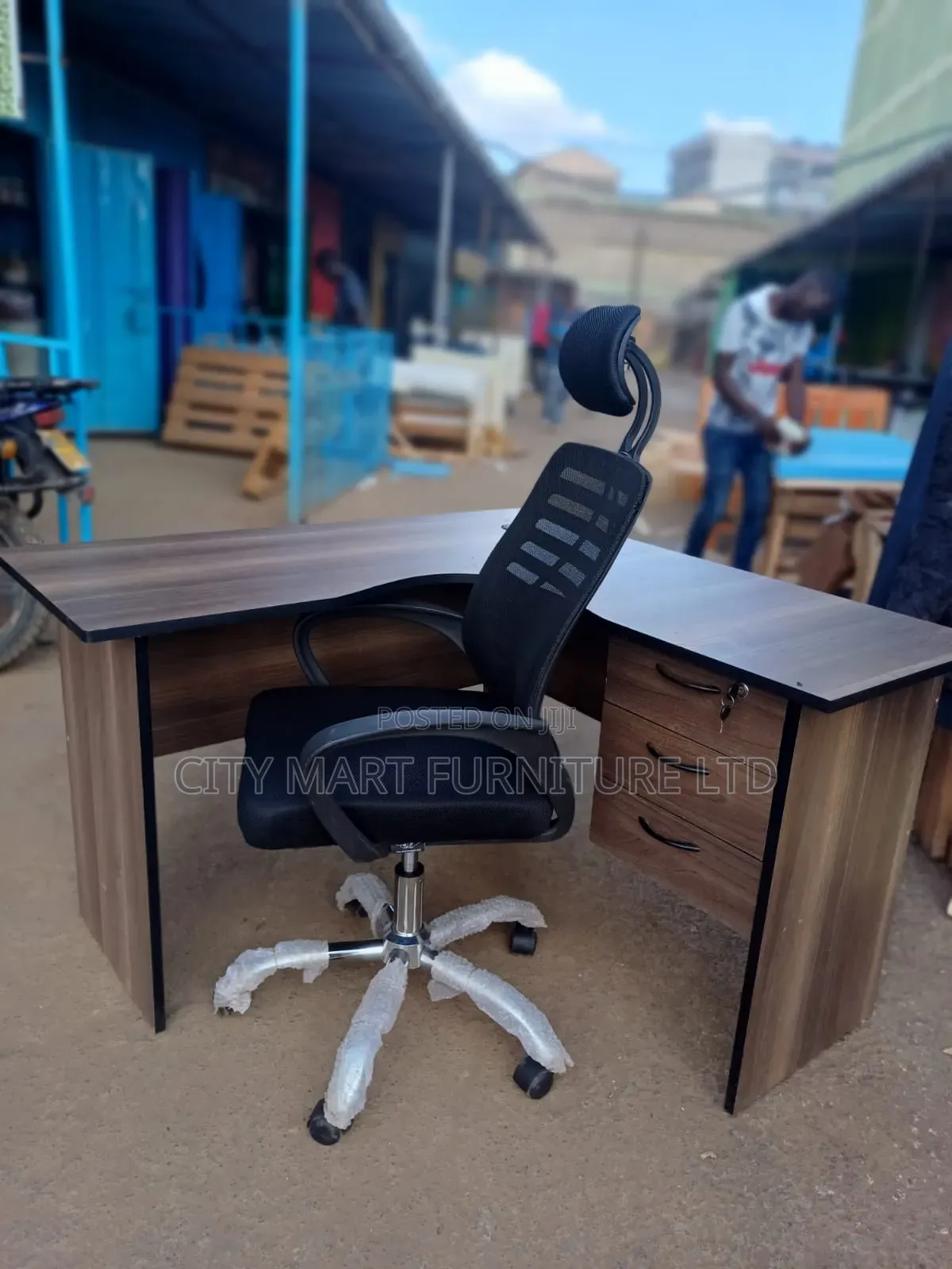 Efficient 1.2m*1.2m Modern Lshaped Office Desk+Headrest Chair Offers